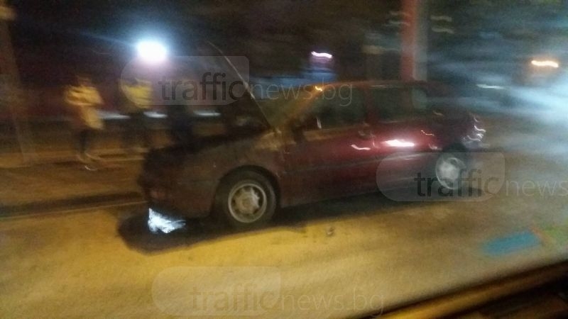 Кола се запали в движение в Пловдив! Шофьори помагат в гасенето СНИМКИ СНИМКИ
