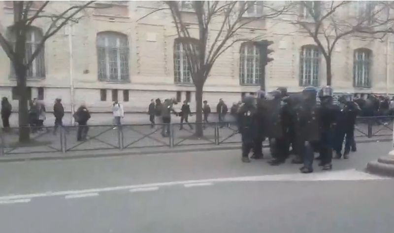 Напрежение в Париж! Полицията използва сълзотворен газ срещу протестиращи ВИДЕО