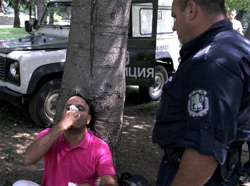 Пешеходец счупи носа на шофьор след саморазправа на пътя