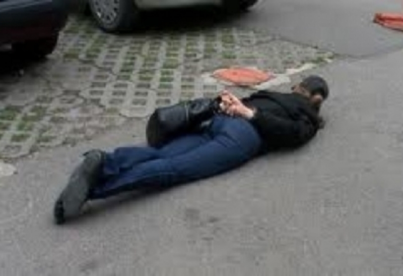 61-годишен мъж пипна млада джебчийка, издърпа я за краката и извика полиция