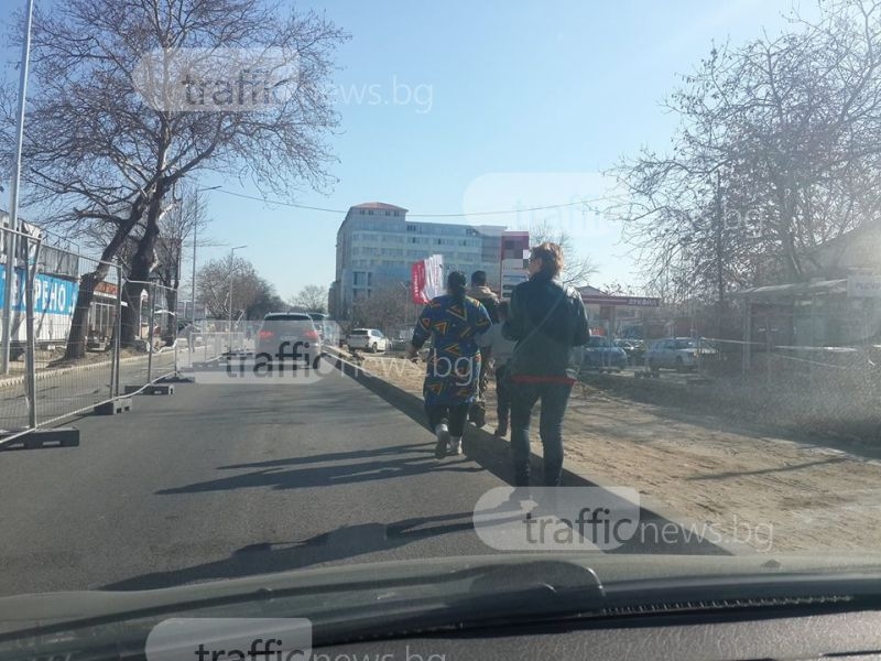 Роми смутиха шофьорите в Пловдив, предпочетоха пътно платно пред тротоар СНИМКИ