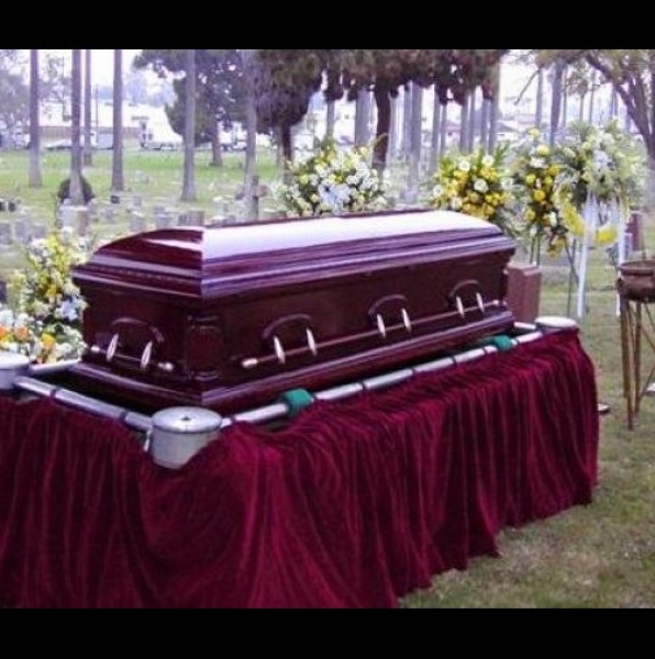 Тийнейджър се събуди на собственото си погребение