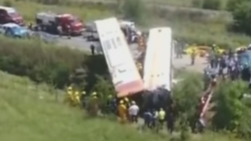 13 души загинаха при тежка катастрофа с два автобуса
