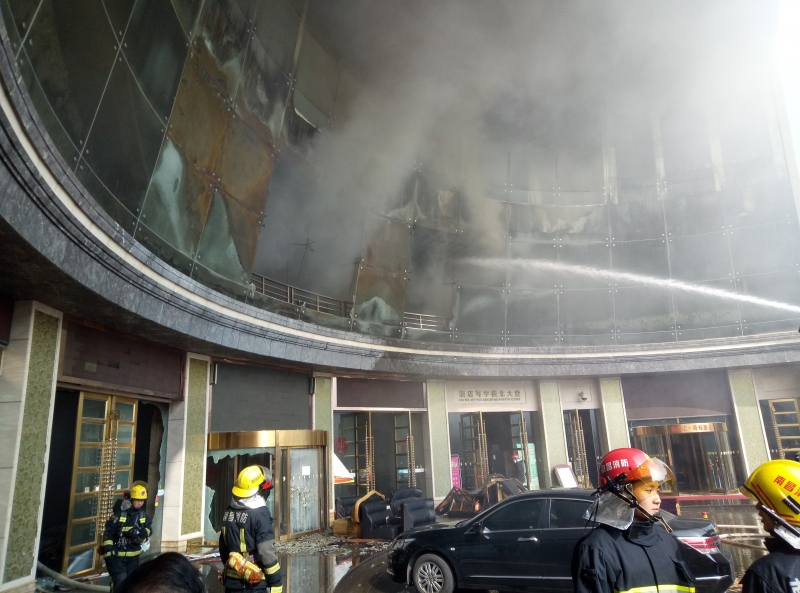 Голям пожар избухна в китайски хотел, 10 души са загинали