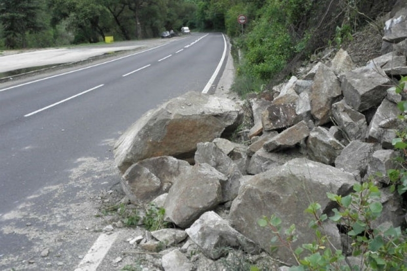 Опасност от падащи камъни има по пътищата Асеновград - Смолян и Кричим - Михалково