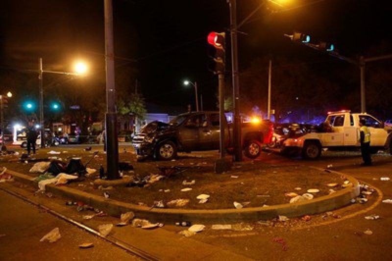 Кола се вряза в тълпа в Ню Орлиънс, повече от 50 души са ранени