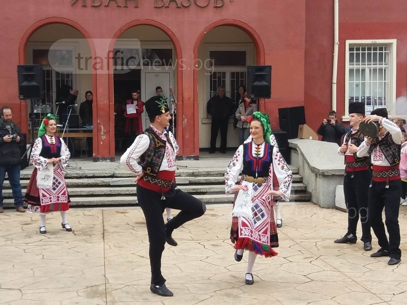 Традициите са живи! С народна музика и танци отбелязаха Сирни Заговезни в Коматево СНИМКИ