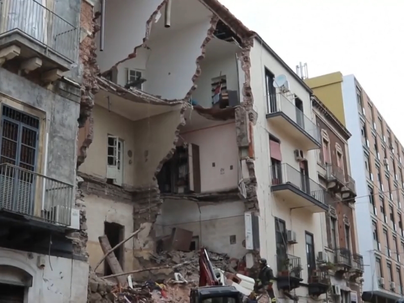 Сграда се срути в Италия! Един е загинал, пострадало е и бебе ВИДЕО
