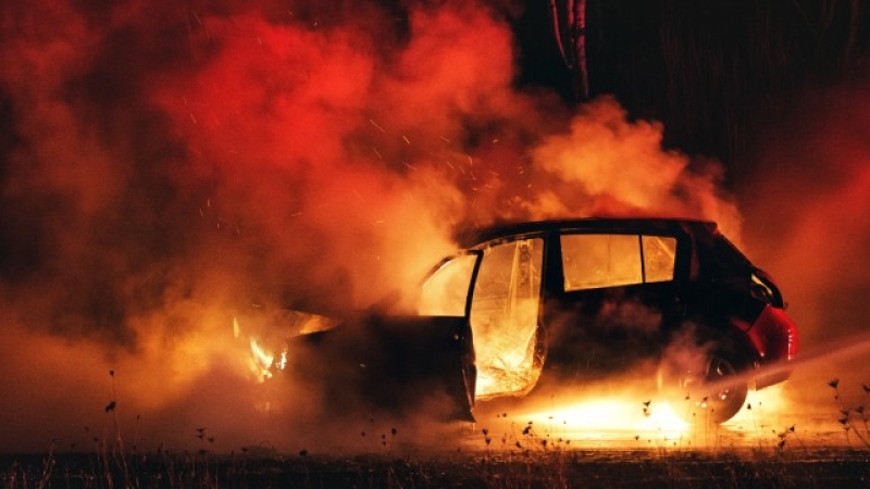 Пет автомобила изгоряха до основи в столичен квартал