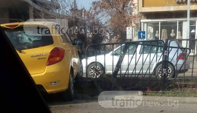 Автомобил се заби в мантинелата до Панаира СНИМКА