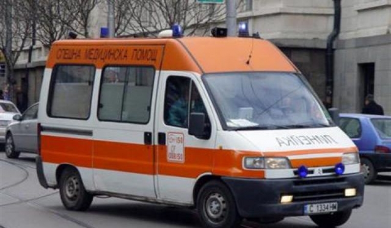 Волво блъсна пешеходка в Карлово, с опасност за живота е!