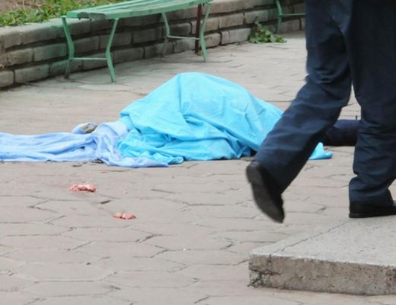 58-годишен скочи от 13-ия етаж на блок, преди това си нанесъл с макетен нож порезни рани