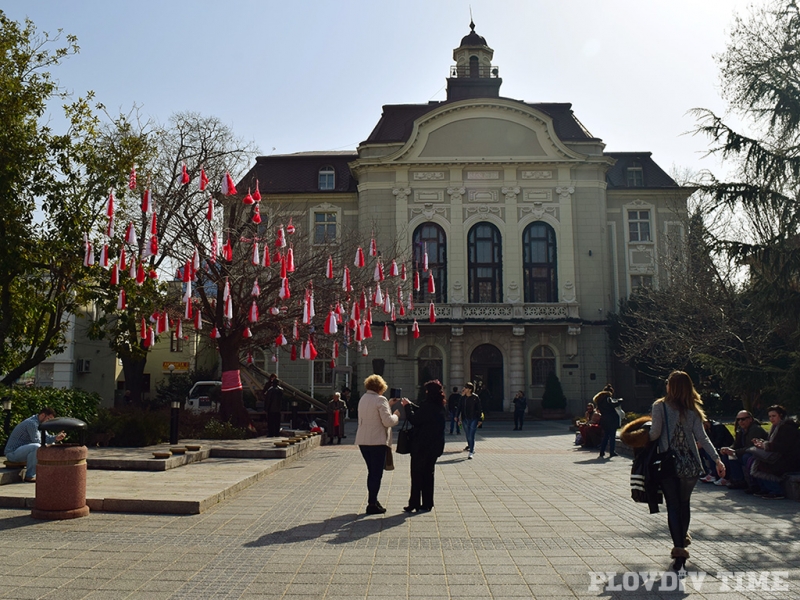 Дърво мартеница цъфна пред община Пловдив СНИМКИ