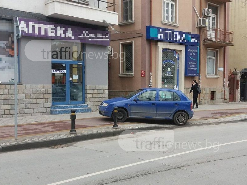 Воля за пазаруване! Жена паркира колата си на велоалея край мол в Пловдив СНИМКИ