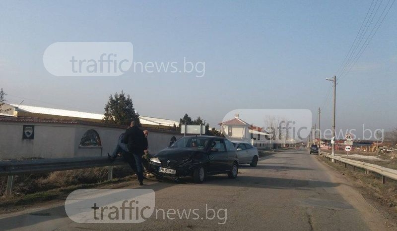 Ланчия се заби със 100 км/ч в стълб, отнесе и мерцедес край Пловдив СНИМКИ