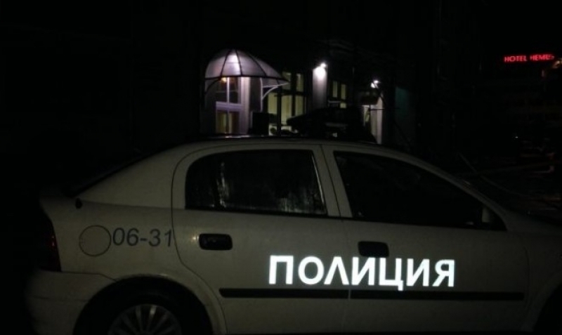 Маскирани с чукове задигнаха 100-килограмова каса с пари