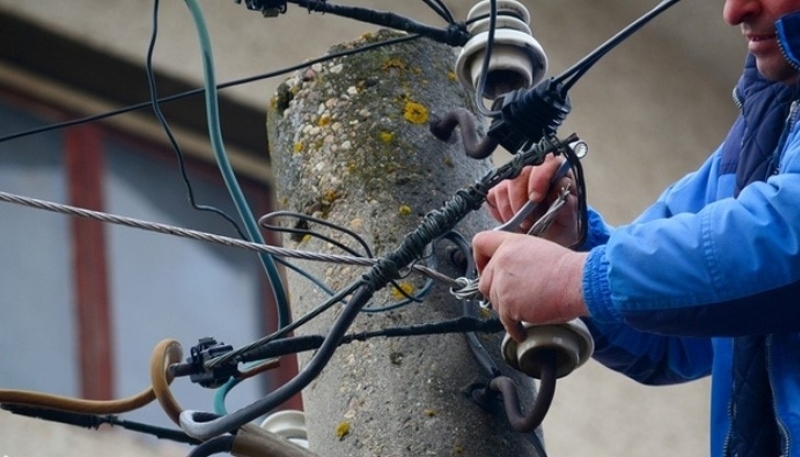 Спипаха мъж от Пловдивско да краде ток