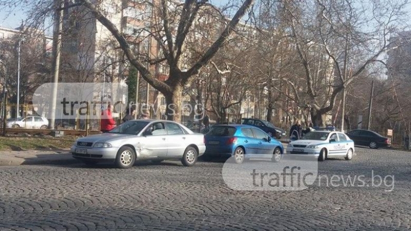 Ауди и пежо се целунаха на пловдивско кръстовище без... любов СНИМКИ