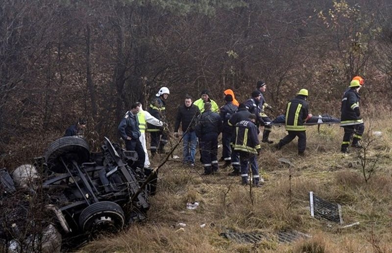 Кола падна от мост, шофьорът загина