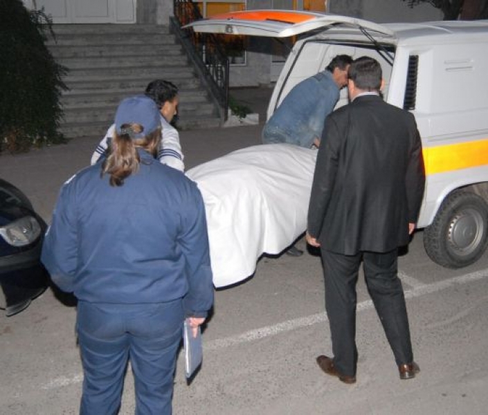 Отчаян мъж се уви с оголени жици и си пусна ток