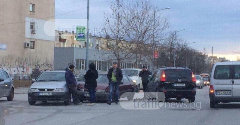 Катастрофа блокира Пещерско шосе СНИМКА