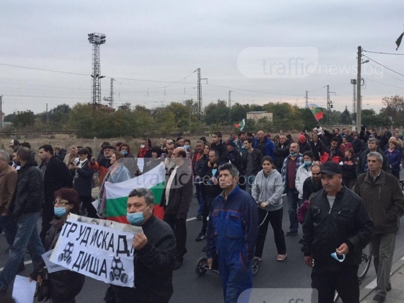 Жителите на Труд отново блокират Карловско шосе в час пик