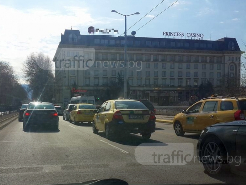 Изселването започна: Ужасен трафик задръсти центъра на Пловдив СНИМКИ