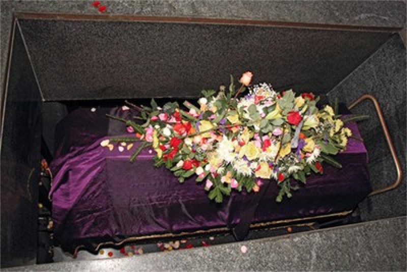 Мъж се погреба жив в ковчег, ще остане така три дни