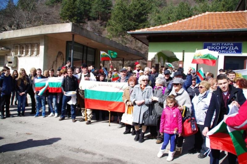 Групово пътуване със знамена и носии с теснолинейката