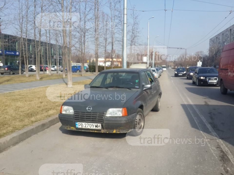 Изоставен и разбит автомобил задръства от седмици кръстовище в Кършияка СНИМКИ