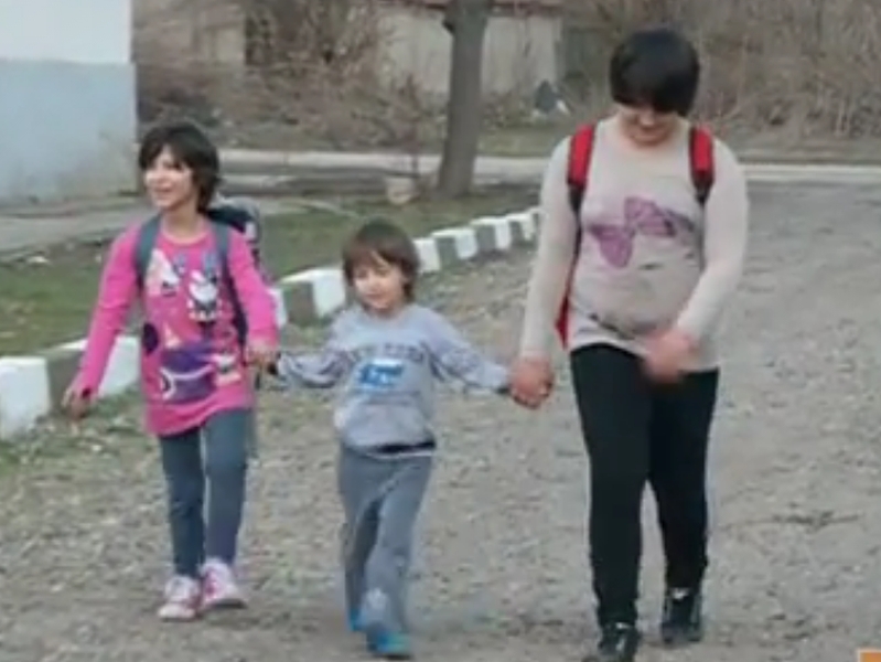 Трогваща история: Ученици събраха пари за деца, останали без майка ВИДЕО