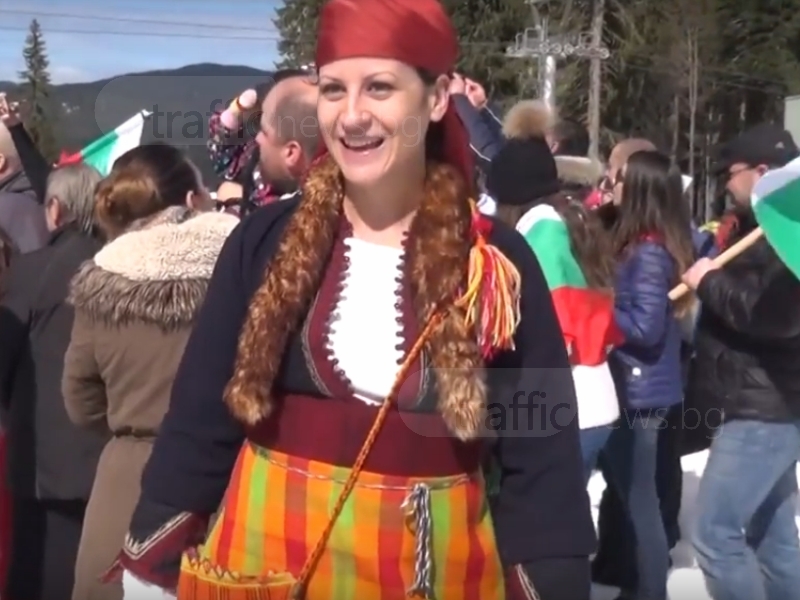 Млада българка се появи с носия на 200 години на хоро в Пампорово ВИДЕО