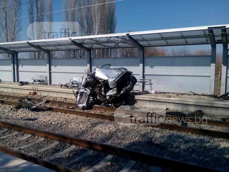 Влакът Пловдив-София помля кола на жп прелез, има загинала СНИМКИ+ВИДЕО