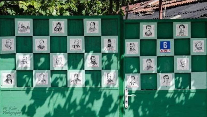 Учител нарисува 26 портрета на будители на портата си СНИМКА