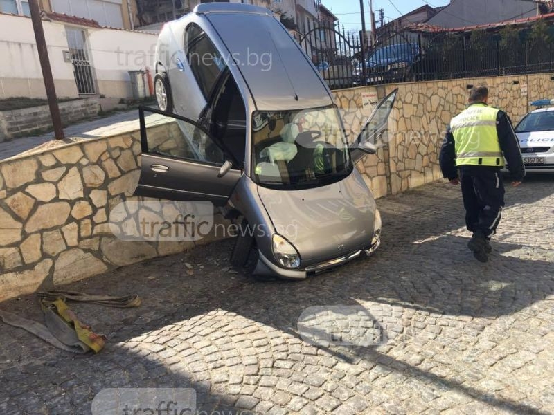 Шофьорка падна с колата си на слизане от тепето СНИМКИ
