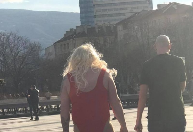 Мъж изгуби бас, облече женско трико и се разходи полугол край НДК СНИМКИ