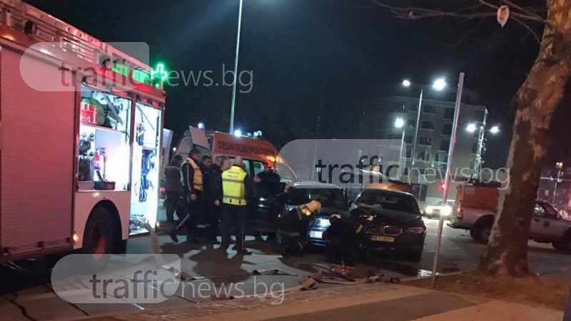 Тежка катастрофа в Пловдив, пожарникари вадят заклещен шофьор СНИМКИ и ВИДЕО