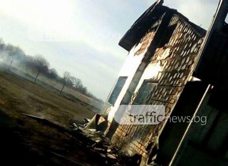 Къща избухна в пламъци край Пловдив, три пожарни гасиха огъня СНИМКИ