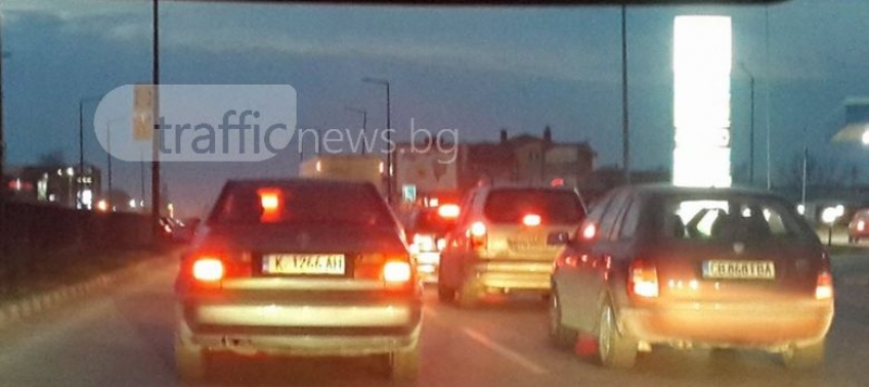 Зверско задръстване на Асеновградско шосе, колоната започва още от Бачково СНИМКИ