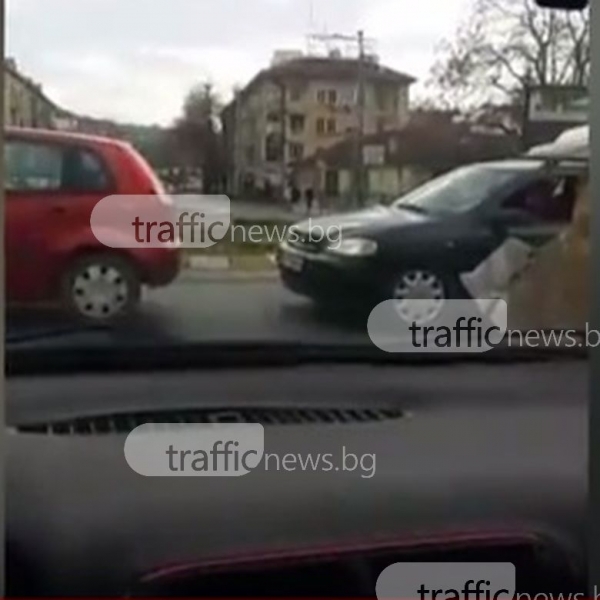 Огромно задръстване предизвика катастрофа между порше и автобус до Водната палата ВИДЕО