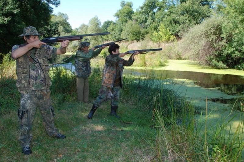 100 ловци блокират с жива верига багери в Карлово