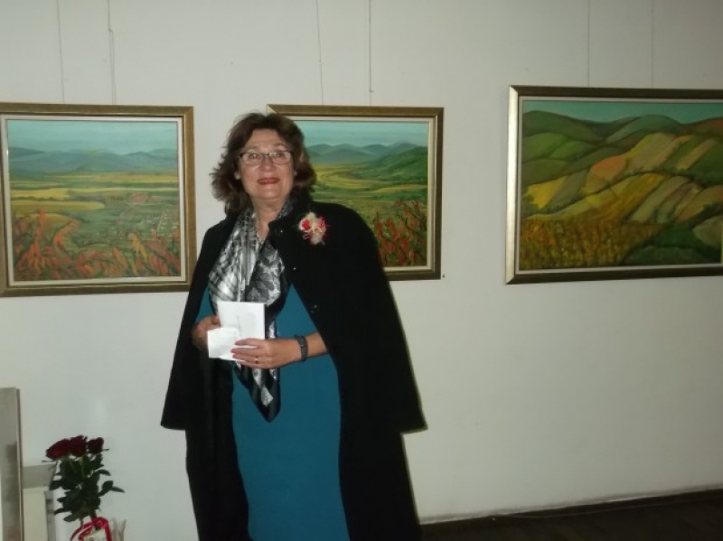 Емилия Арабаджиева реди картини в галерия “Възраждане“