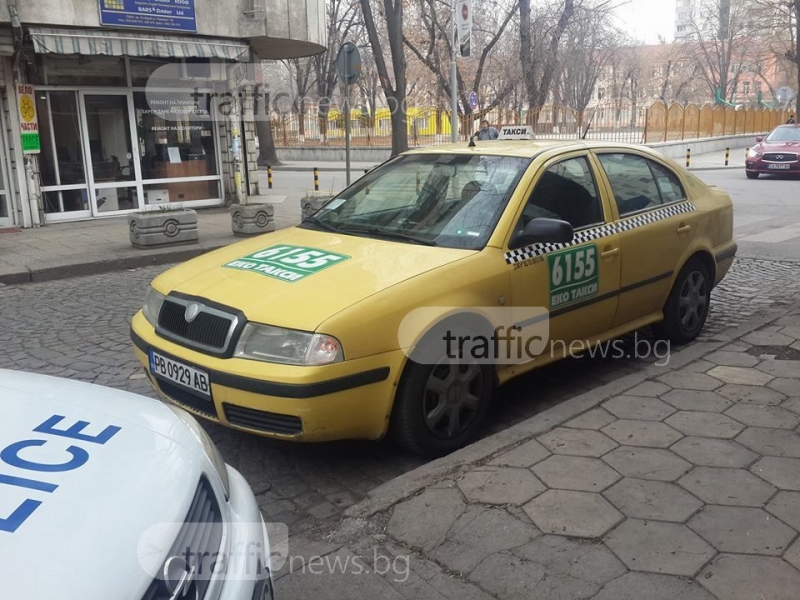 Такси отнесе ученик на пешеходна пътека в центъра на Пловдив СНИМКИ