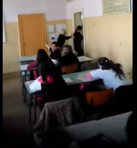 Нов скандал в училище! Учителка блъска ученик и забива ритници по вратата ВИДЕО
