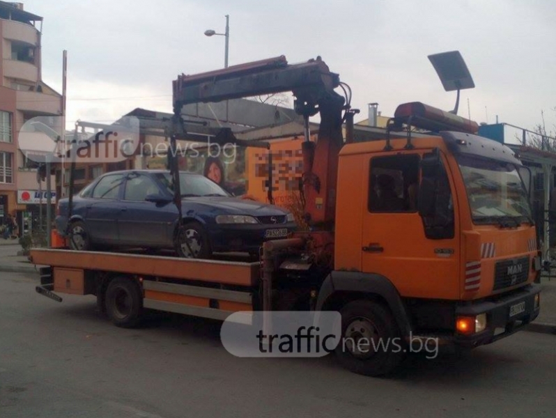 Пазарджишка кола препъна старта на ремонт на улица в Пловдив СНИМКИ