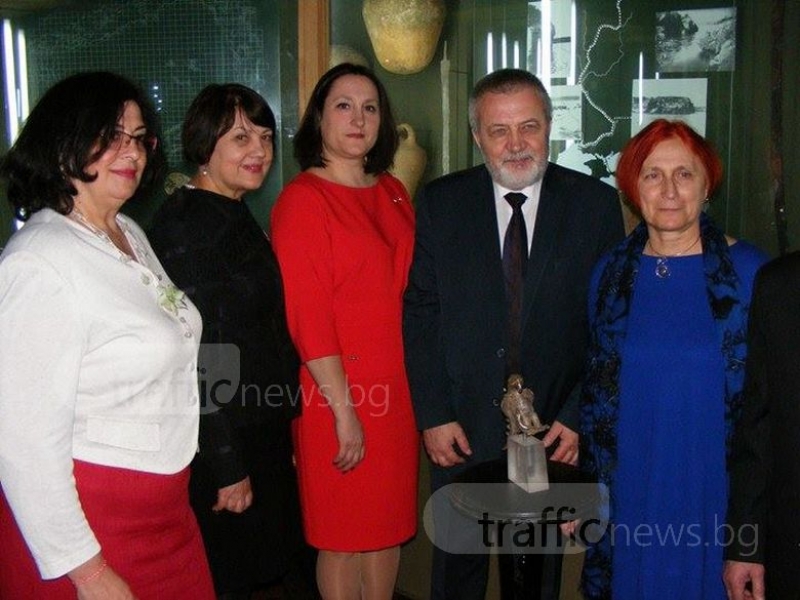 Преподаватели по български език в Украйна се докоснаха до сребърния орел на хан Аспарух СНИМКИ