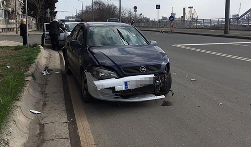 Зверски сблъсък! “Опел“ потроши пълен с пътници автобус СНИМКИ