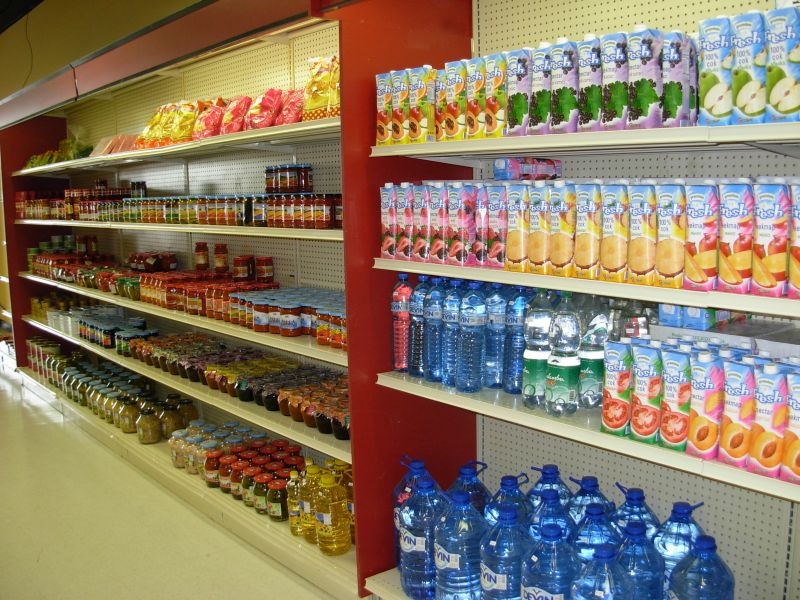 Ученици в ареста, решили да се почерпят от незаключена витрина със сок