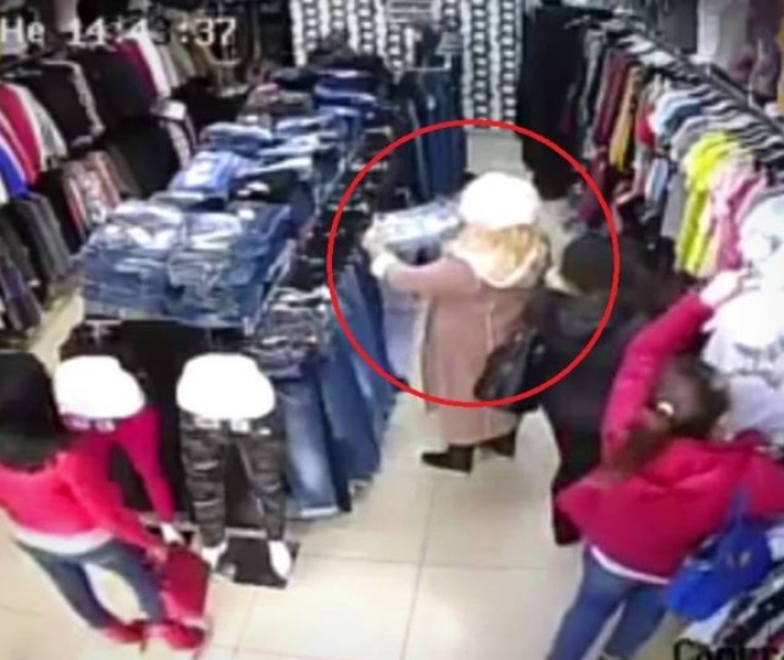 Блондинка краде дънки в магазин, храбра продавачка я хвана в крачка ВИДЕО