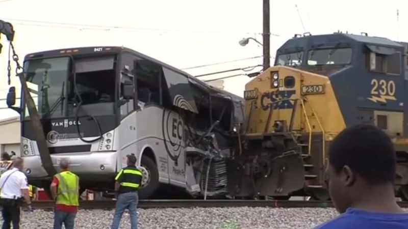 Товарен влак се вряза в заклещен на релсите автобус в САЩ СНИМКА